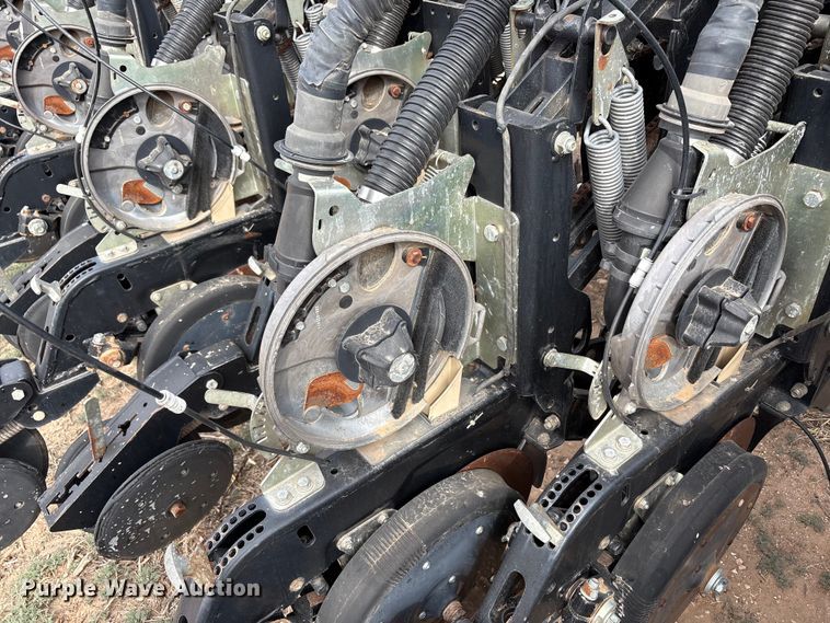 image for item EU4988 2011 Great Plains YP1625A-32TR twin row planter