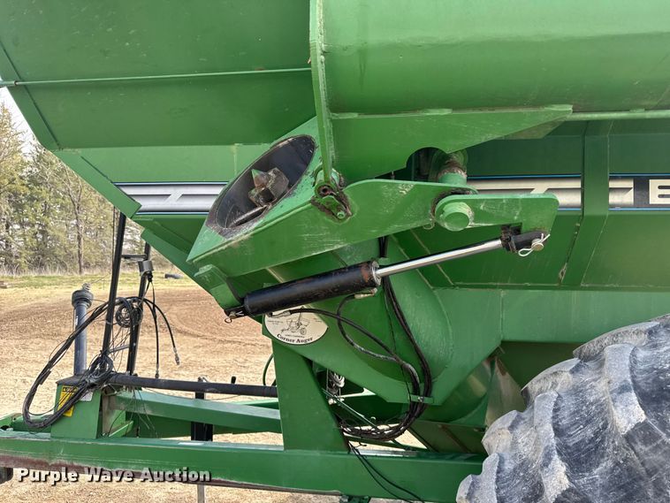 image for item FB7123 Brent 674 grain cart