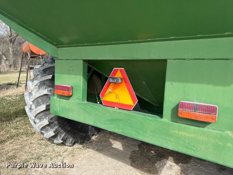 image for item FB7123 Brent 674 grain cart