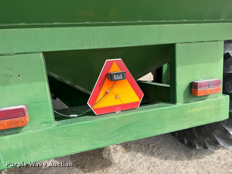 image for item FB7123 Brent 674 grain cart