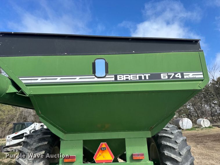 image for item FB7123 Brent 674 grain cart