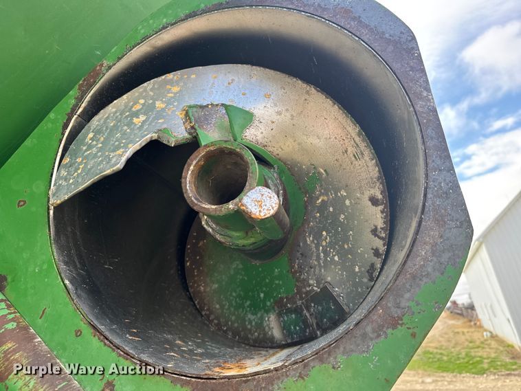 image for item FB7123 Brent 674 grain cart