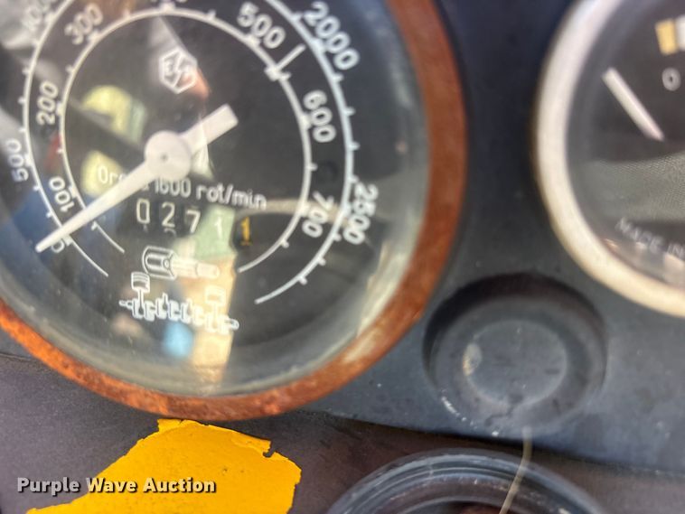 image for item FC2115 Universal U-350 tractor