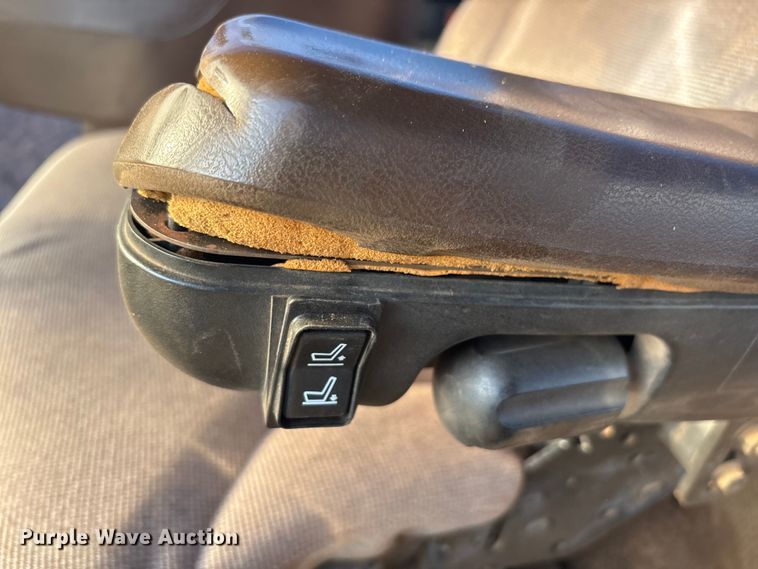 image for item FC2171 2003 John Deere 8120 HFWD tractor