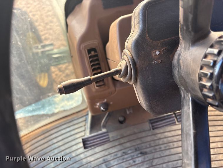 image for item FC2171 2003 John Deere 8120 HFWD tractor