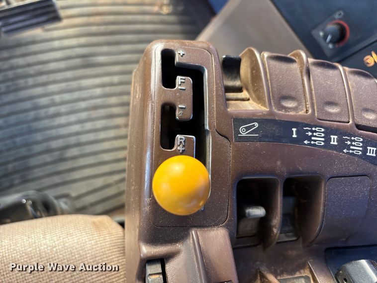 image for item FC2171 2003 John Deere 8120 HFWD tractor