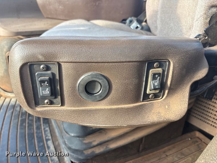 image for item FC2172 2002 John Deere 8120 HFWD tractor