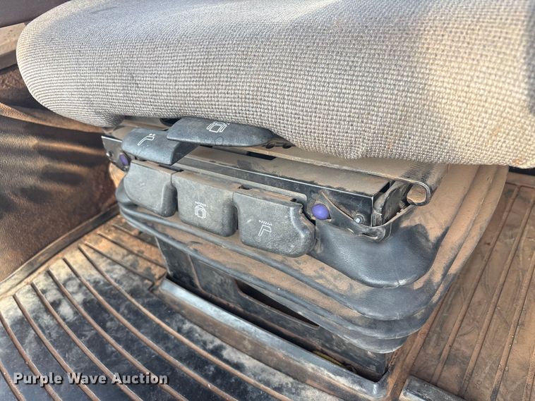 image for item FC2172 2002 John Deere 8120 HFWD tractor