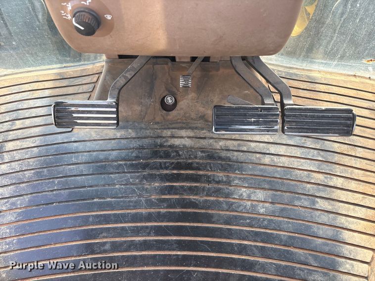 image for item FC2172 2002 John Deere 8120 HFWD tractor