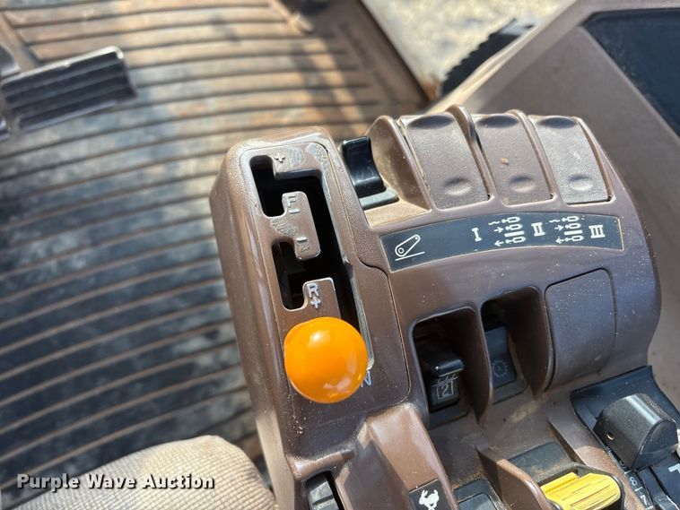 image for item FC2172 2002 John Deere 8120 HFWD tractor