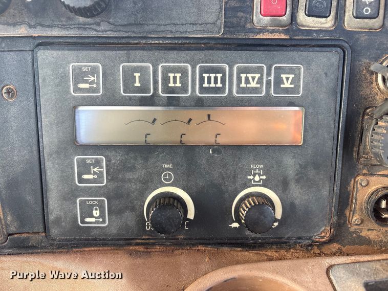 image for item FC2172 2002 John Deere 8120 HFWD tractor