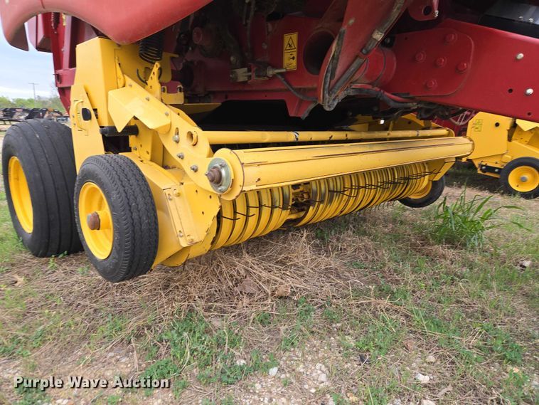 image for item FH6570 2015 New Holland Roll Belt 460 round baler