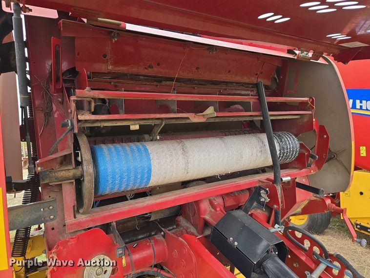 image for item FH6570 2015 New Holland Roll Belt 460 round baler