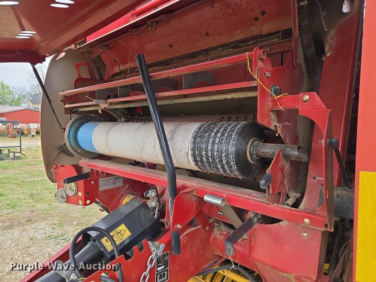 image for item FH6570 2015 New Holland Roll Belt 460 round baler