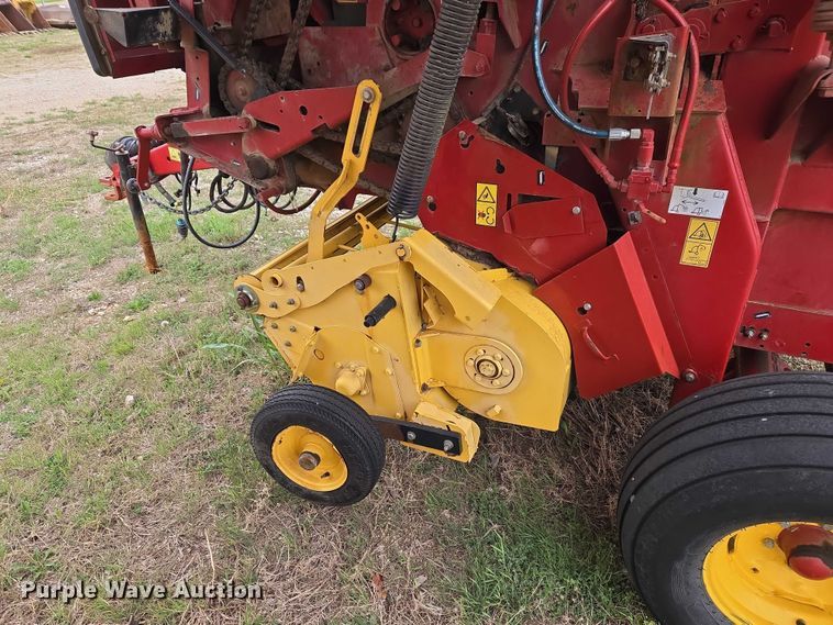 image for item FH6570 2015 New Holland Roll Belt 460 round baler