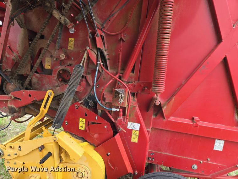 image for item FH6570 2015 New Holland Roll Belt 460 round baler
