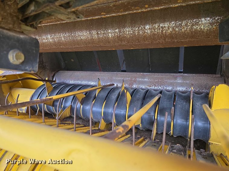 image for item FH6570 2015 New Holland Roll Belt 460 round baler