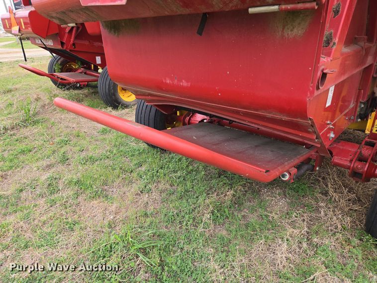 image for item FH6570 2015 New Holland Roll Belt 460 round baler