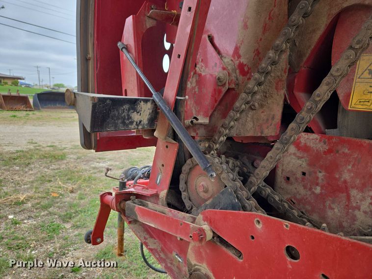 image for item FH6570 2015 New Holland Roll Belt 460 round baler