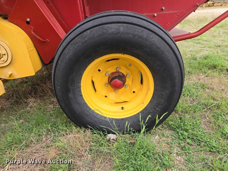 image for item FH6570 2015 New Holland Roll Belt 460 round baler