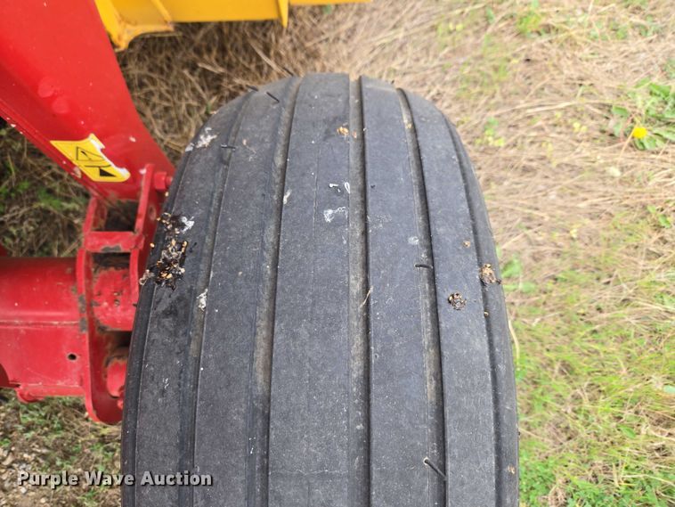 image for item FH6570 2015 New Holland Roll Belt 460 round baler