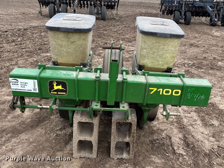 image for item FH7017 John Deere 7100 planter