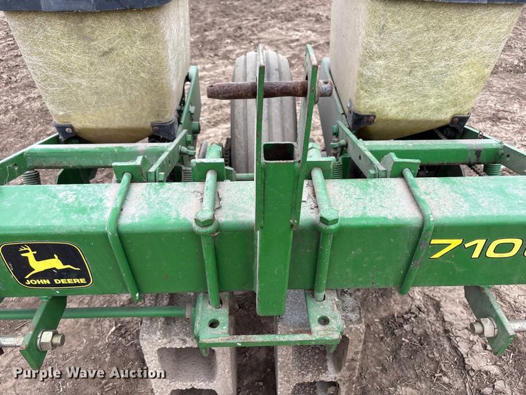 image for item FH7017 John Deere 7100 planter