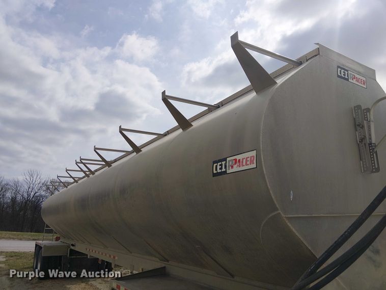 image for item FH7028 2018 CEI Pacer AT35LW feed delivery trailer