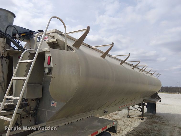 image for item FH7028 2018 CEI Pacer AT35LW feed delivery trailer