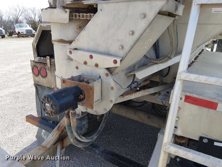 image for item FH7043 2018 CEI AT35LW feed delivery trailer