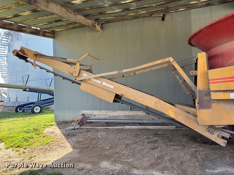 image for item FI0852 Hay Buster H1000 Big Bite feed grinder/mixer
