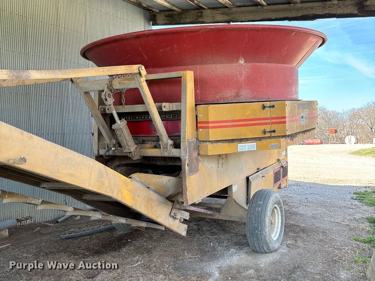 image for item FI0852 Hay Buster H1000 Big Bite feed grinder/mixer