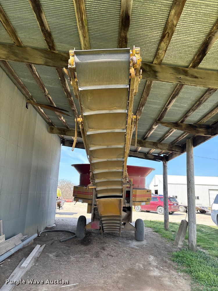 image for item FI0852 Hay Buster H1000 Big Bite feed grinder/mixer