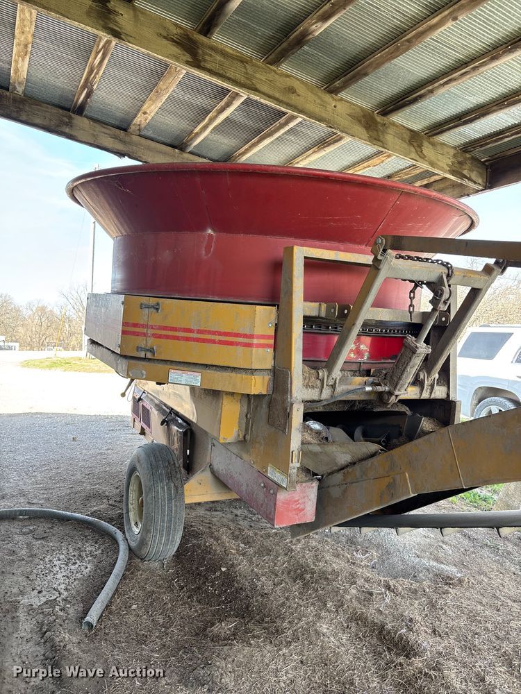 image for item FI0852 Hay Buster H1000 Big Bite feed grinder/mixer