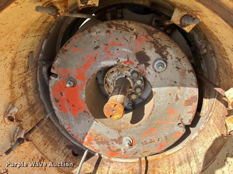 image for item FI0931 1985 Ford TW25 tractor