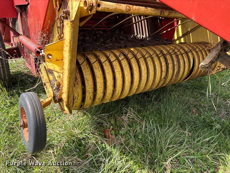 image for item FK1291 New Holland 846 round baler