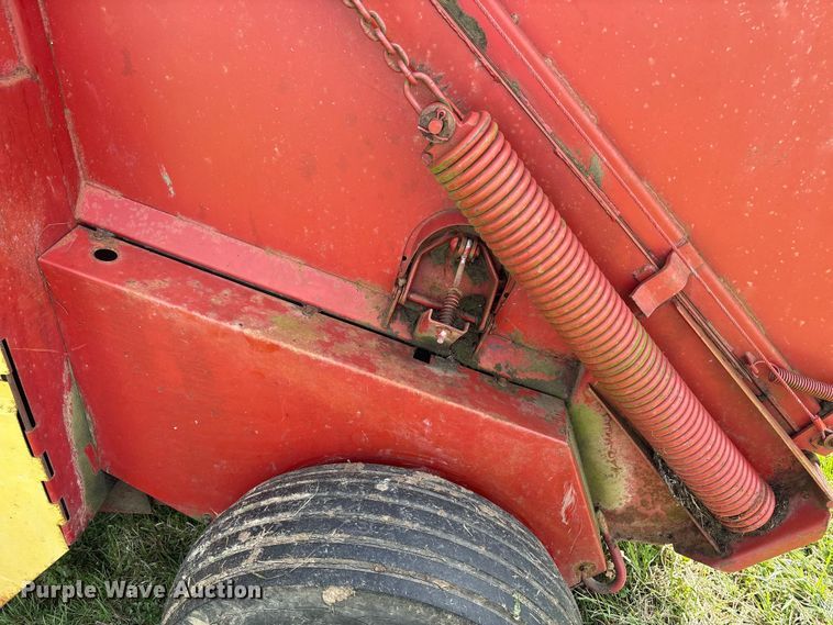 image for item FK1291 New Holland 846 round baler