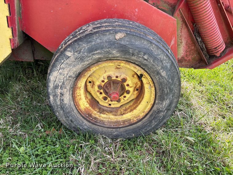 image for item FK1291 New Holland 846 round baler