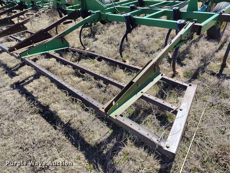 image for item IH9480 John Deere 985 field cultivator