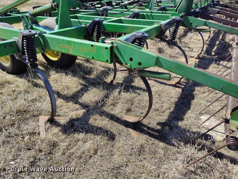 image for item IH9480 John Deere 985 field cultivator