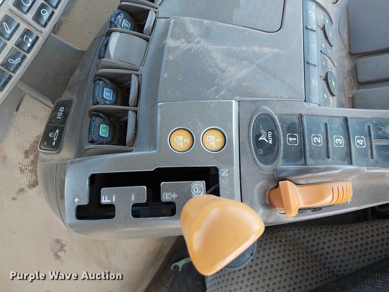 image for item YA3133 2016 John Deere 9570RT tractor