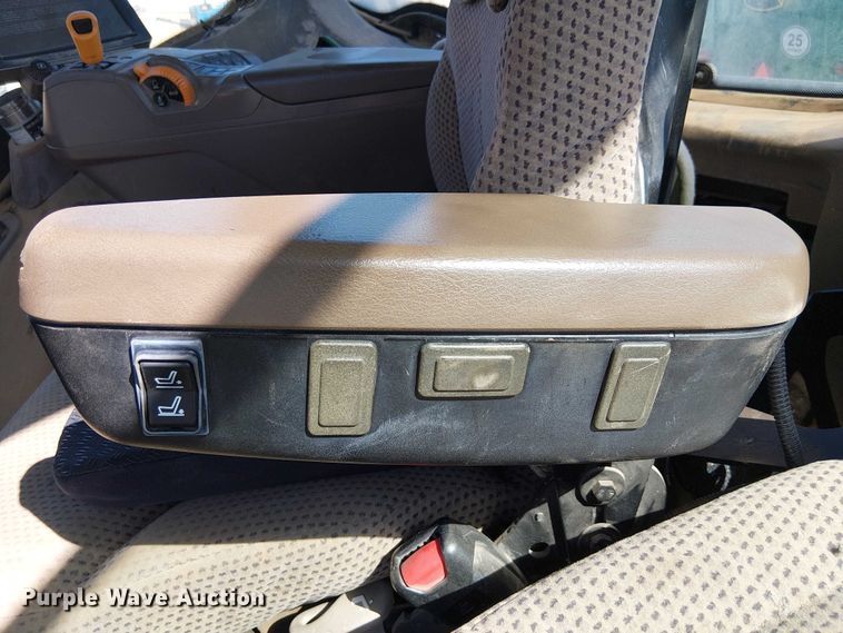 image for item YA3133 2016 John Deere 9570RT tractor