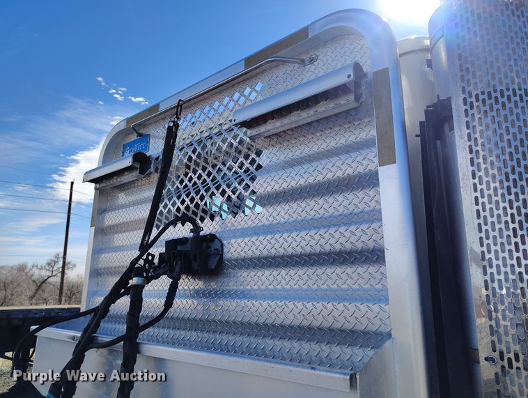 image for item BI9764 1996 International 9200 semi truck