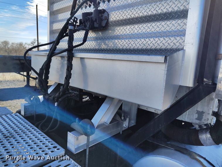 image for item BI9764 1996 International 9200 semi truck