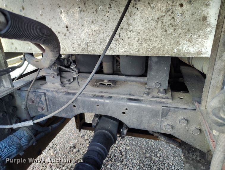 image for item BI9764 1996 International 9200 semi truck