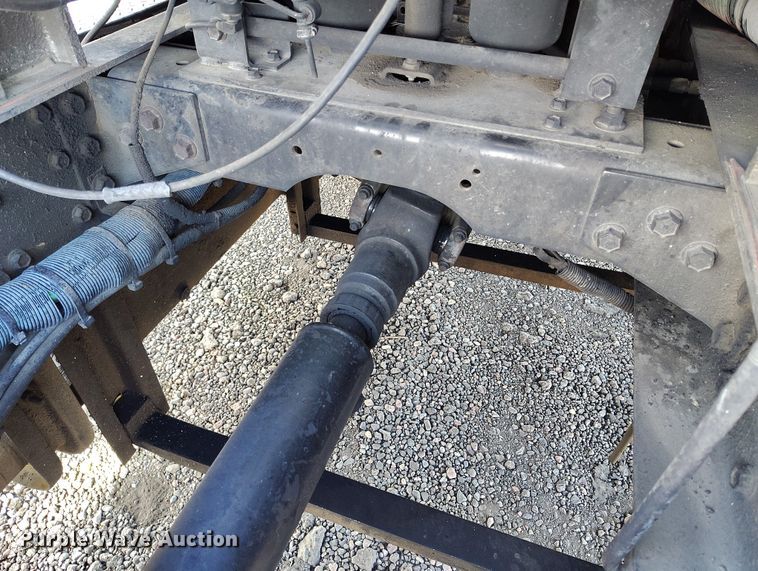 image for item BI9764 1996 International 9200 semi truck