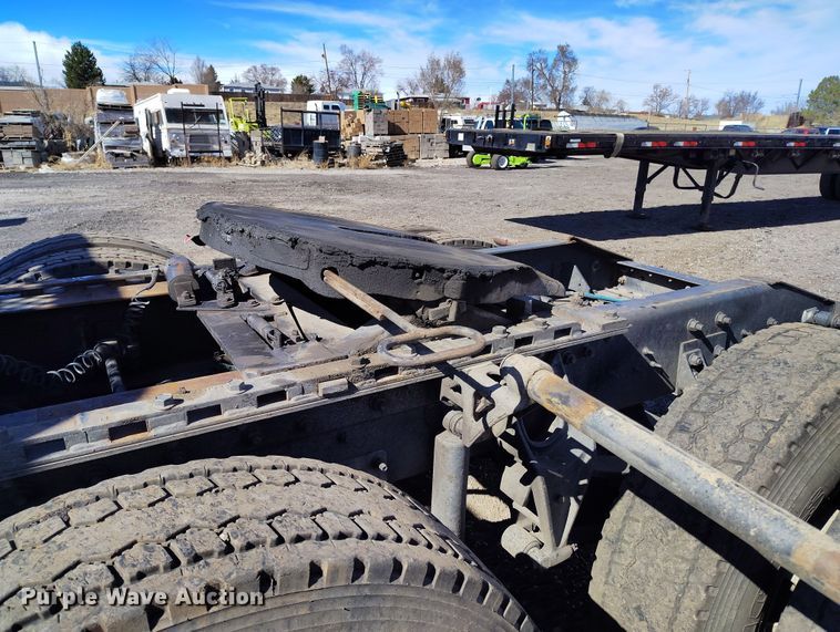 image for item BI9764 1996 International 9200 semi truck