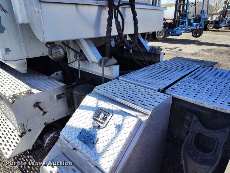 image for item BI9764 1996 International 9200 semi truck