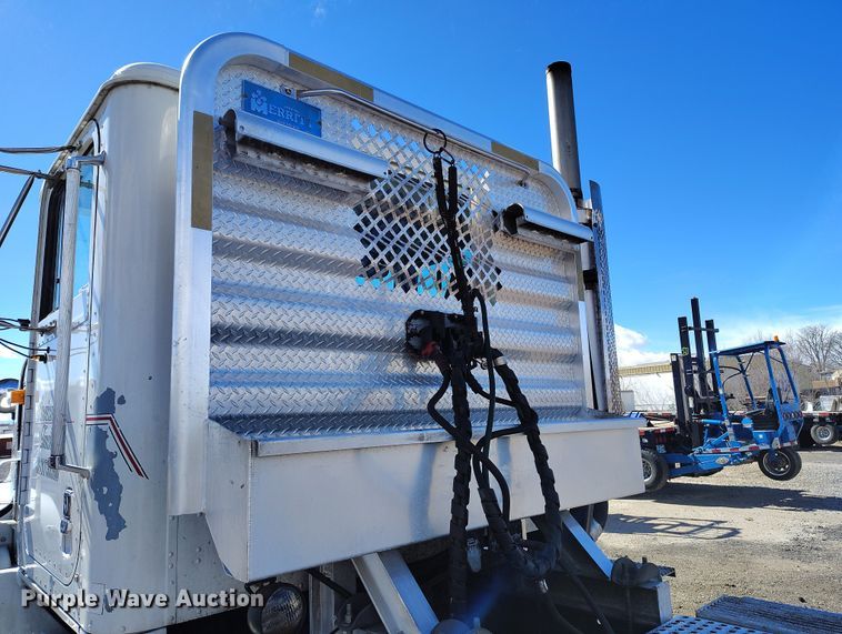 image for item BI9764 1996 International 9200 semi truck