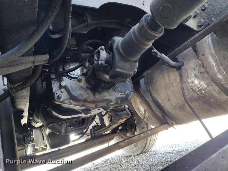 image for item BI9764 1996 International 9200 semi truck